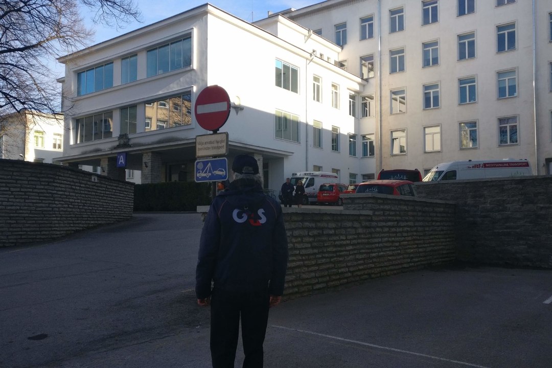 Haiglahoovist öösel sünnitusvaludes naise leidnud turvamees: kartsin, et mul tuleb endal beebi vastu võtta!