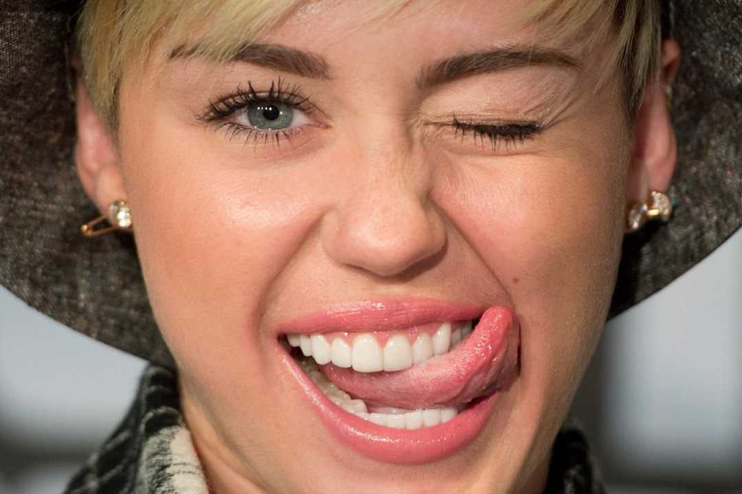 Miley Cyrus ei kahetse 15aastasena tehtud topless-fotot