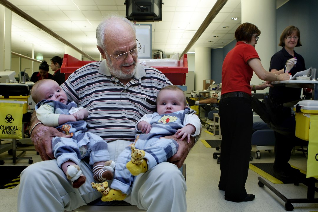 ERAKORDNE: mees päästis oma verega kahe miljoni beebi elu