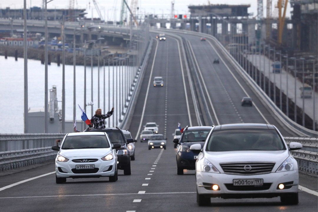 Машины едут на украину. Машина едет по мосту. Машины едут по Крымскому мосту. Крымский мост движение автомобилей. Поток машин Россия.