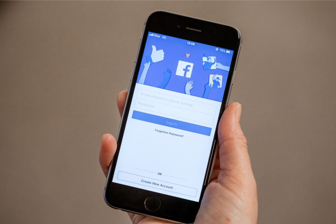 Leht: Facebook andis telefonitootjatele ligipääsu mobiilikasutajate andmetele
