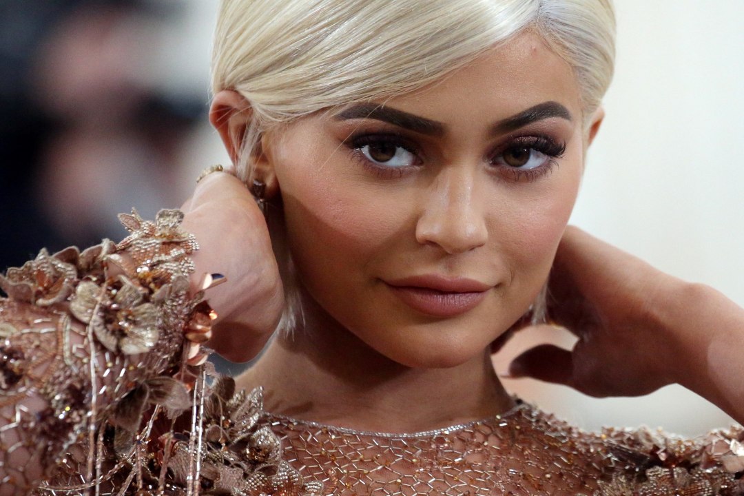 Fännid marus: Kylie Jenner lasi oma viiekuuse tütre kõrvad augustada