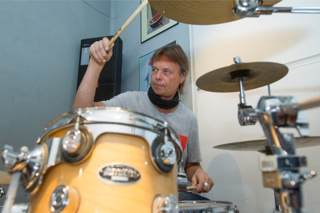 Jaak Ahelik hakkab Eve Kivi lapselapsele trummimängu õpetama