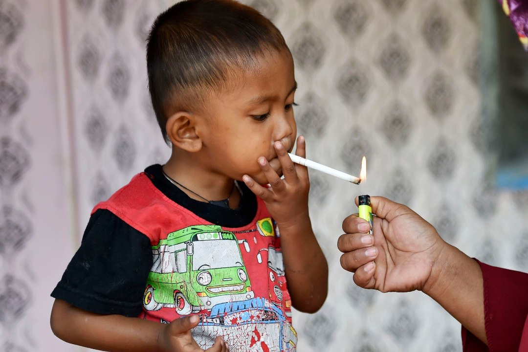 VIDEO JA FOTOD | 2aastane Indoneesia poiss suitsetab päevas 40 sigaretti