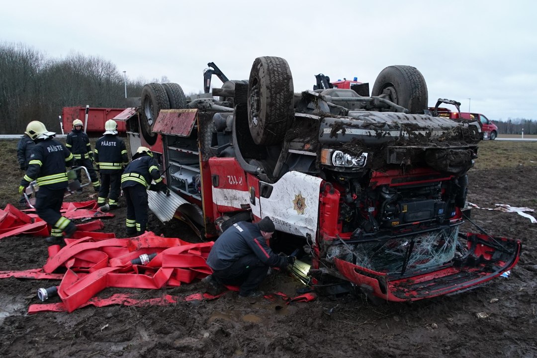 FOTOD | Lääne-Virumaal rullus päästeameti auto üle katuse, viga sai neli inimest