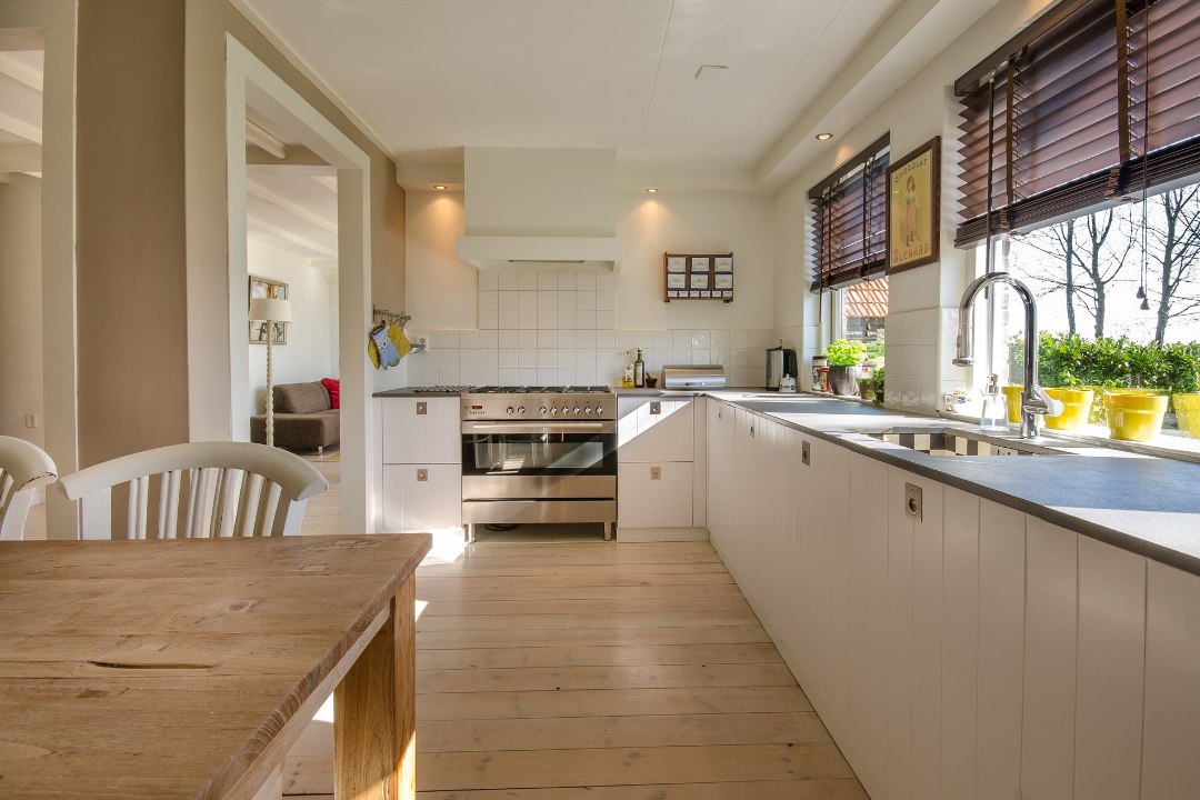 Mida panna köögi põrandale, et oleks ilus ja kauakestev?