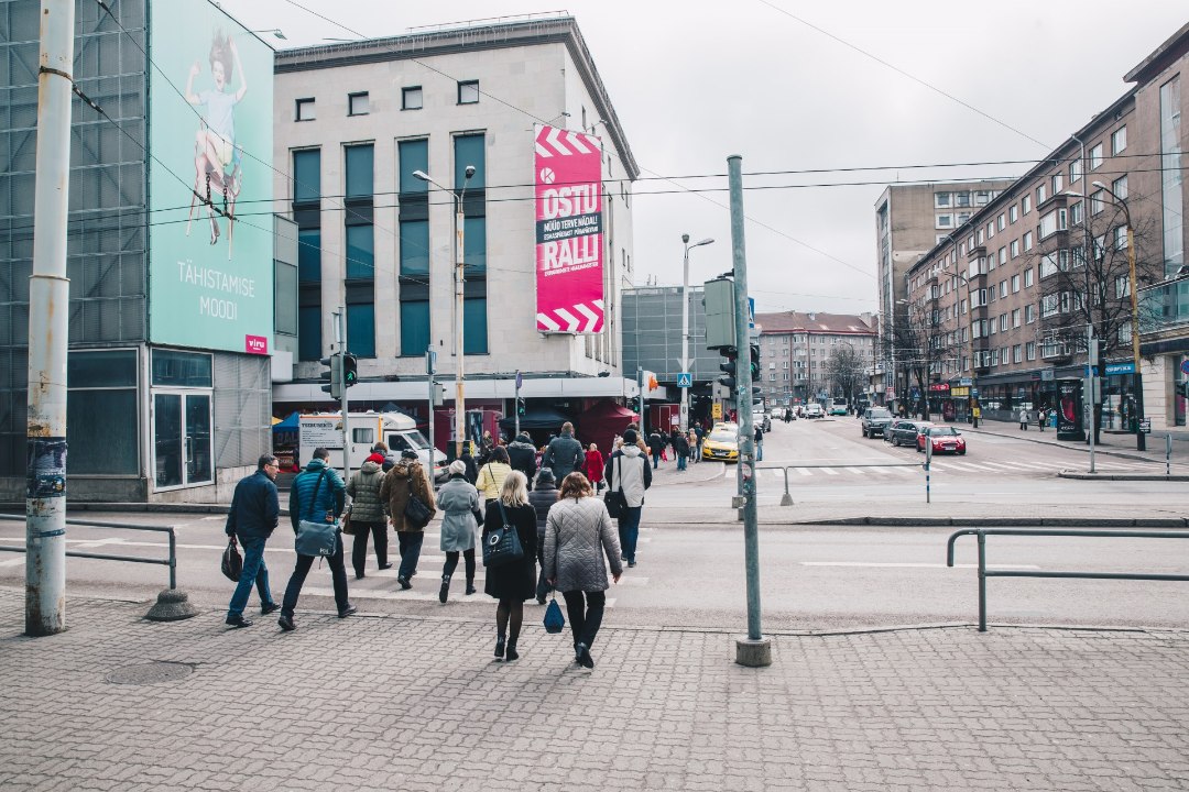 Tallinna kesklinnas sai peatuses seisnud vanahärra liinibussilt löögi