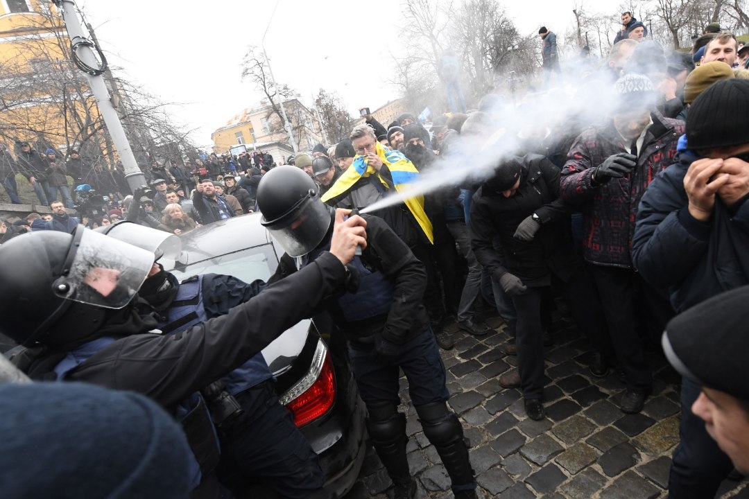 VALEARVESTUS: Bulgaaria politseinik pihustas pipragaasi meeleavaldajate suunas, kuid tuul paiskas selle hoopis korrakaitsjatele näkku