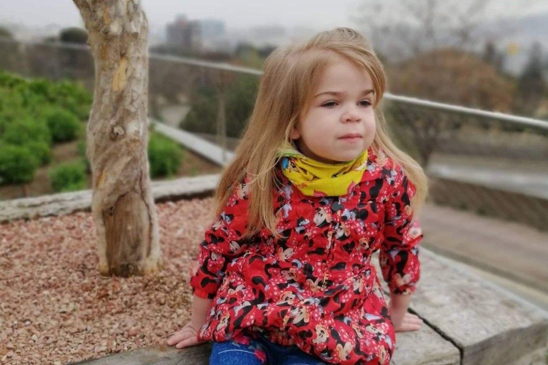 AINUS VÕIMALUS: haruldase geenihaigusega pisitüdruk sõitis Barcelonasse uuringutele