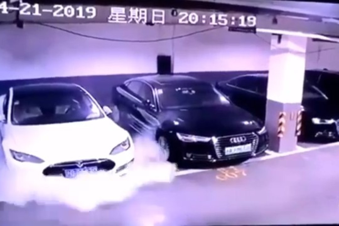 Hiinas lahvatas Tesla elektriauto leekidesse