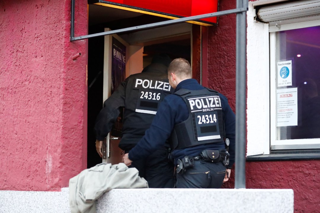 Tappev vibupüss: Saksamaa hotellis leiti kolm nooltega lastud surnukeha