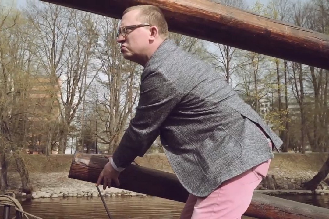 Soome kirjanik ja koomik Antto Terras reklaamib soomlastele Eestit humoorikate ringreisivideotega