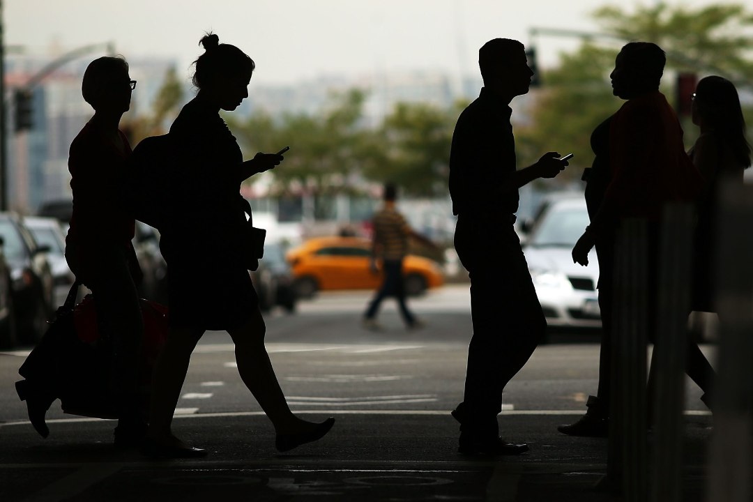 KEELATA KA JALAKÄIJATELE: New Yorgis soovitakse nutiseadmete kasutamine tänavatel keelustada