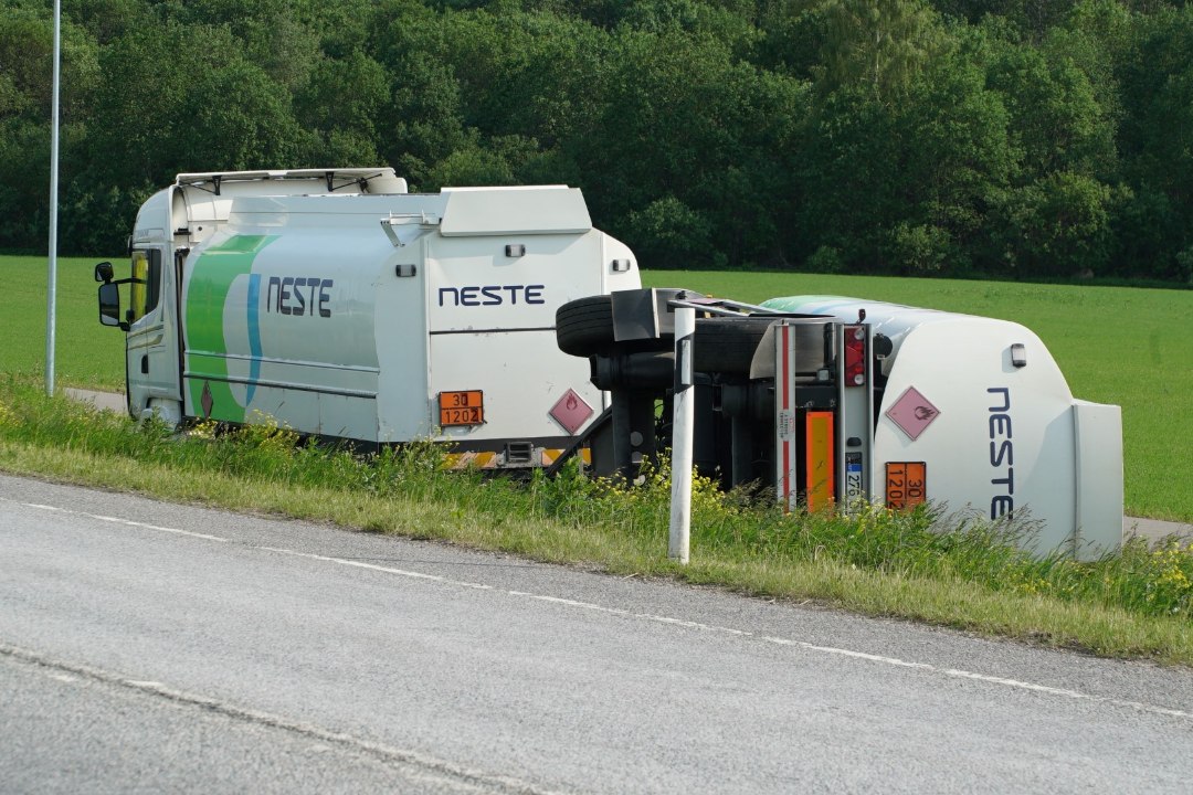 FOTOD | Rakvere lähistel sõitis kütuseauto kraavi, kaalutakse maantee sulgemist