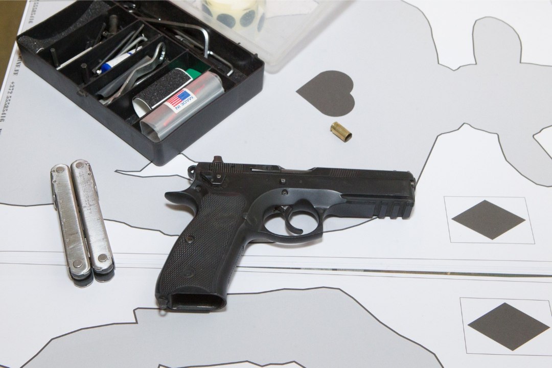 Politsei leidis Põhja-Tallinna korterist viis relvataolist eset