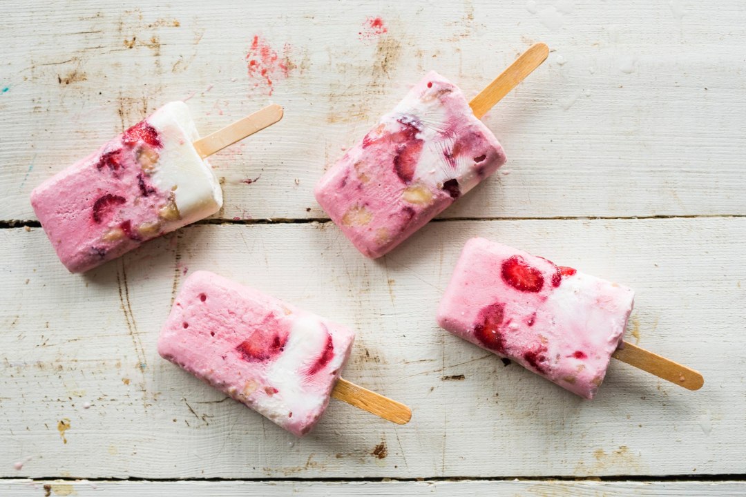 Maitsev ja tervislik! Värskendavad maasika-jogurti pulgajäätised