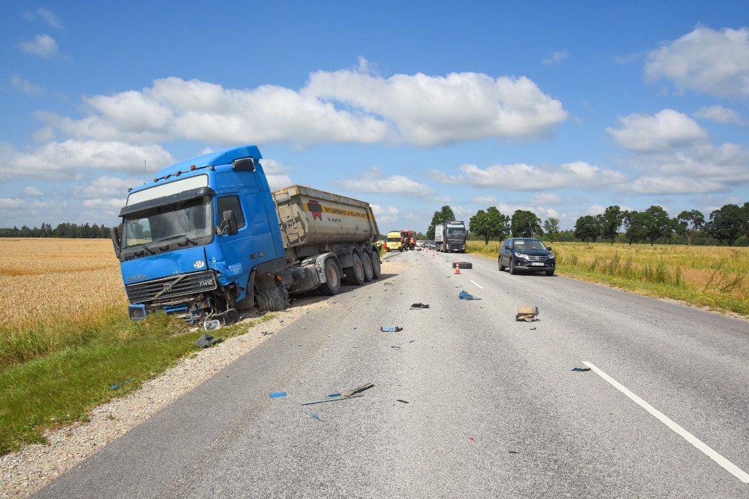 VIDEO JA FOTOD | Viljandimaal oli raske avarii, üks õnnetusse sattunud juht tegi enne seda ohtlikke manöövreid