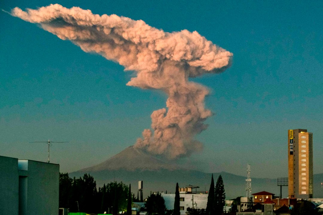 VIDEO | Vulkaanist paiskus kolme kilomeetri kõrgune suitsusammas