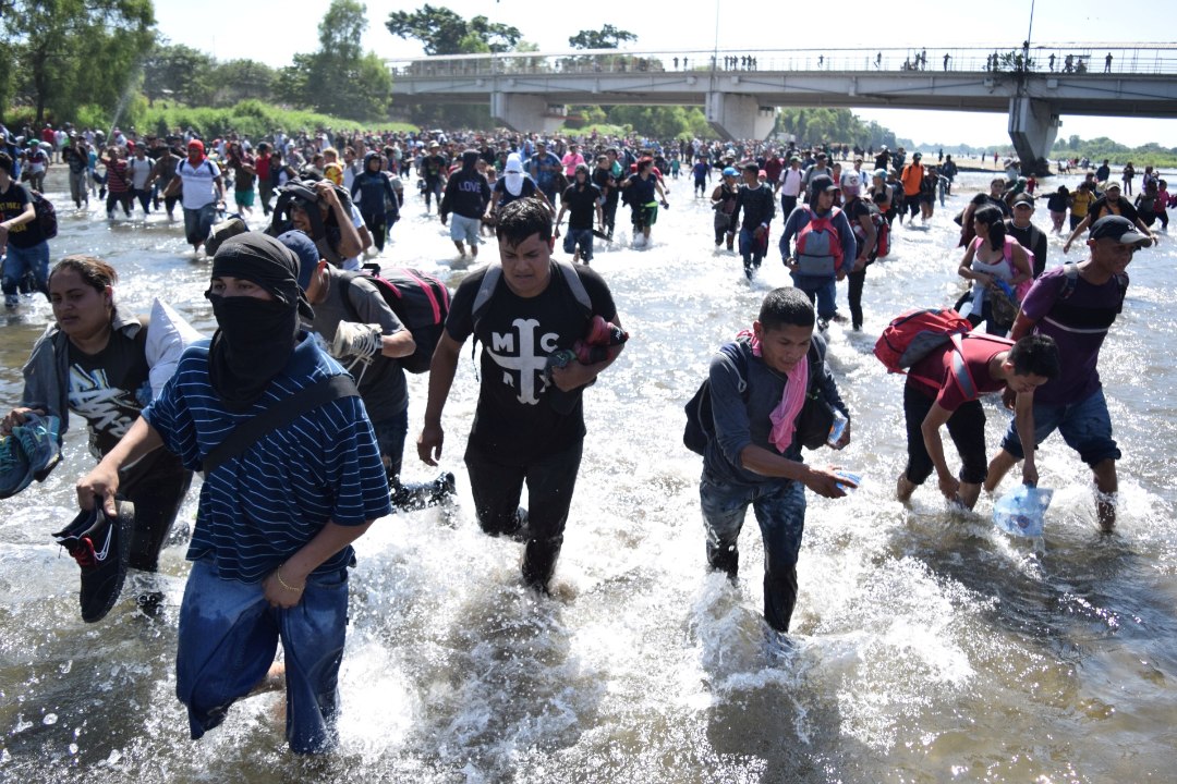 Sajad migrandid kahlasid läbi jõe, et Mehhikosse pääseda