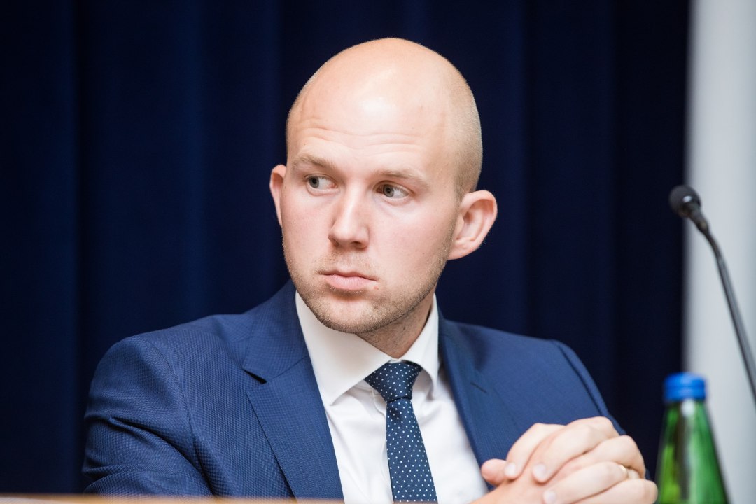 KAS APTEEGIREFORM LÄHEB UPPI? Paranduseelnõude laitmine-kiitmine jääb riigikogu otsustada