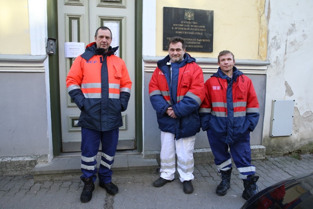 Uppunud kalalaevalt pääsenud Vene meremehed jõudsid hotelli ja ootavad uusi dokumente