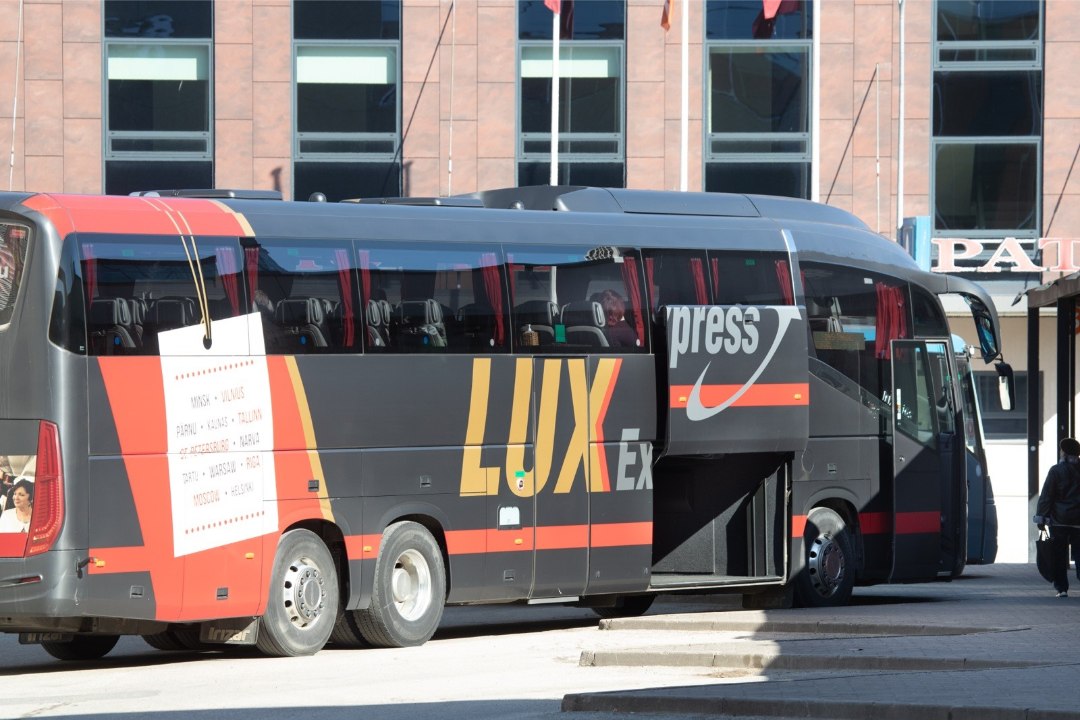 GALERII | Tallinnast Tartusse saabuvad praktiliselt tühjad bussid