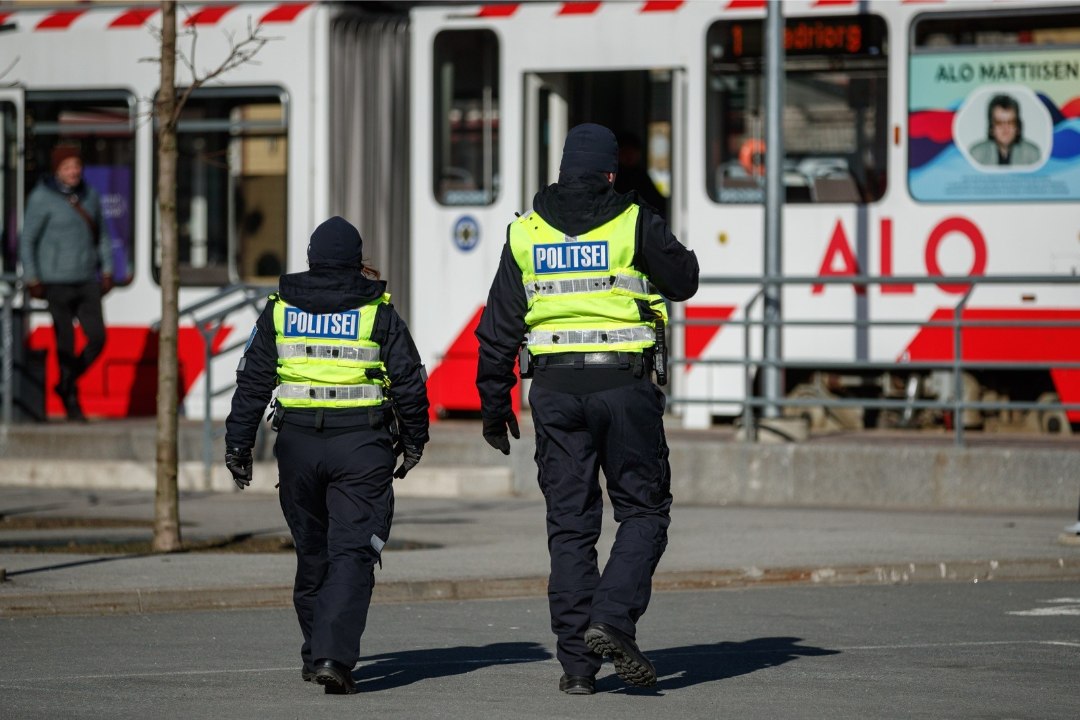 GALERII | Politseinikud kontrollivad, et inimesed hoiaksid kahemeetrist vahet ega kõnniks kambakesi
