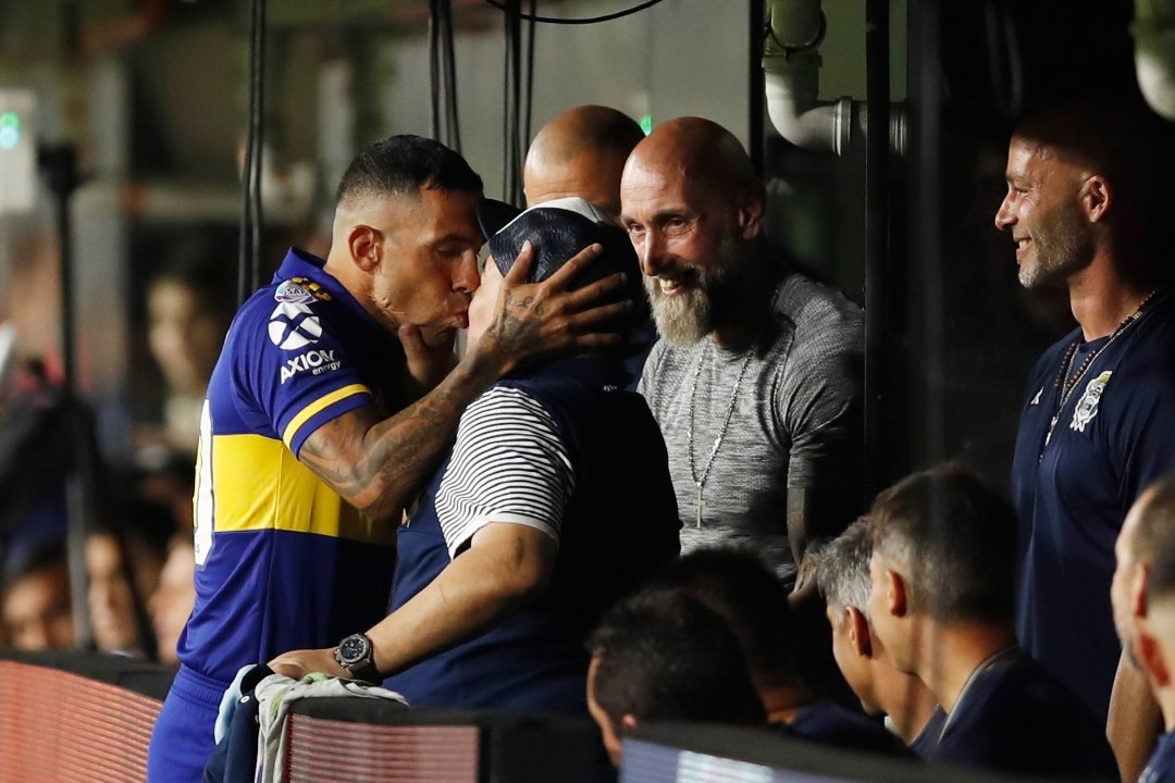 KUUM VIDEO | Argentina jalgpallistaar suudles enne tiitlivõitu Diego Maradonat