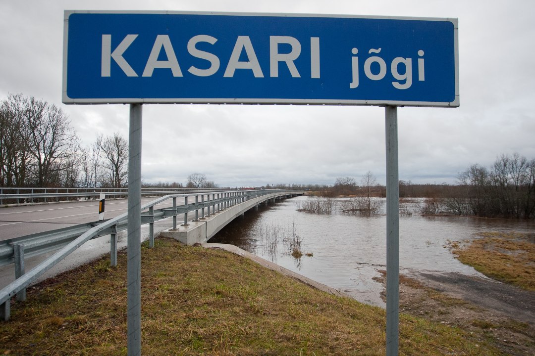 Politseinikud leidsid autoga Kasari jõkke sõitnud 33aastase mehe surnukeha