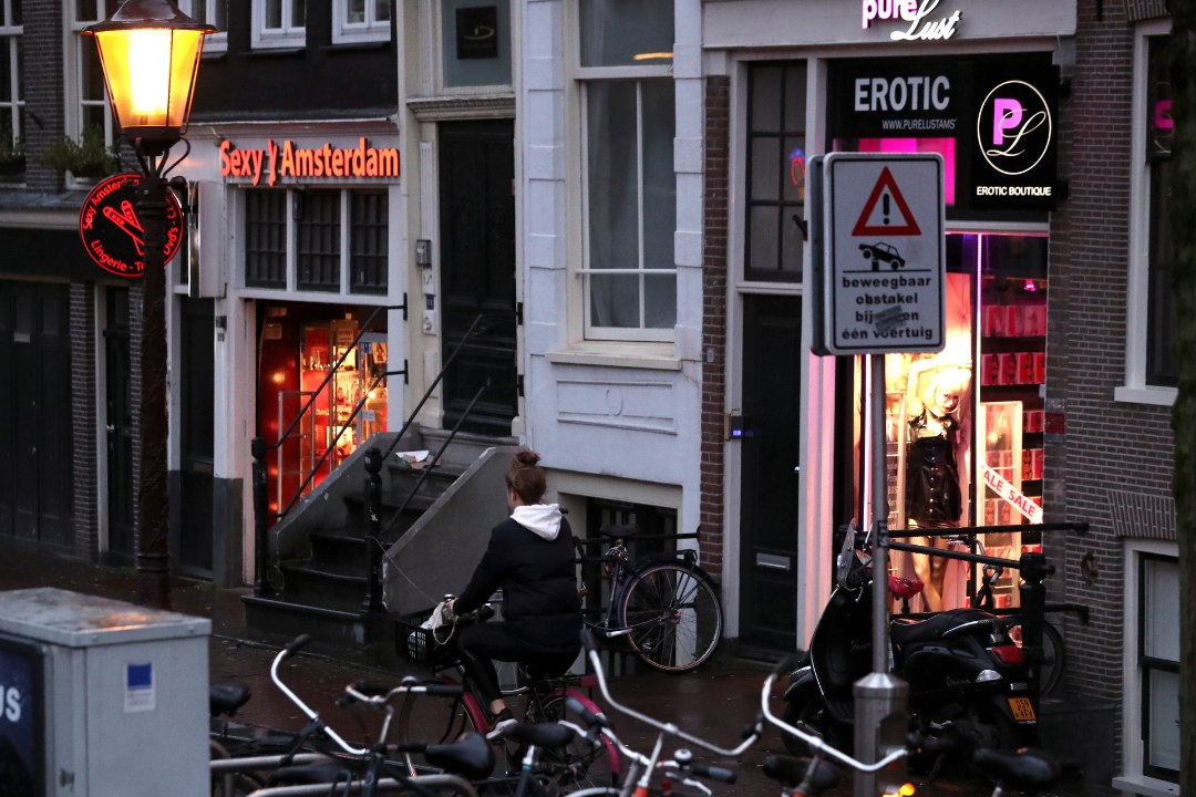 Amsterdami punaste laternate tänavad jäävad klientidele suletuks