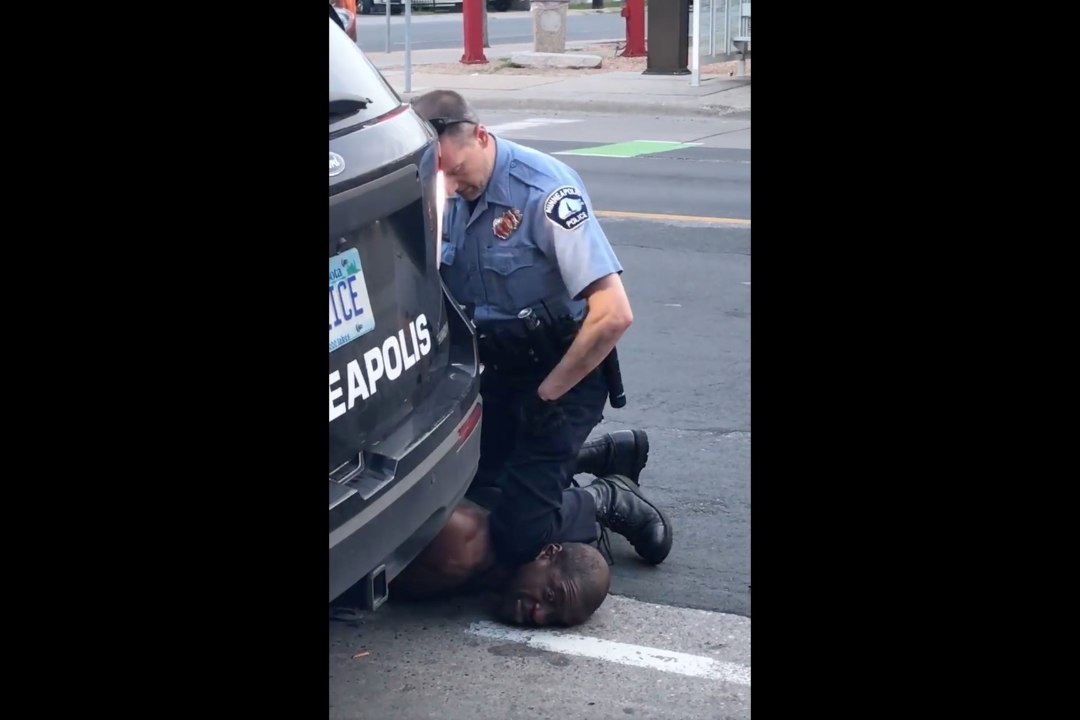 LINN PÕLEB! Relvastamata mehe surm politseiniku jala all vallandas Minneapolises mässu, rüüstamised ja põletamised