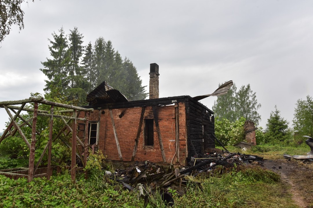FOTOD | Viljandimaal leiti lahtise leegiga põlenud majast eaka mehe surnukeha