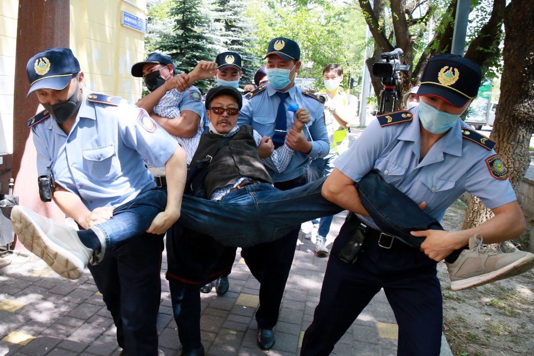VIDEO | KONGI! Kasahstani politsei mässulistele ei halasta