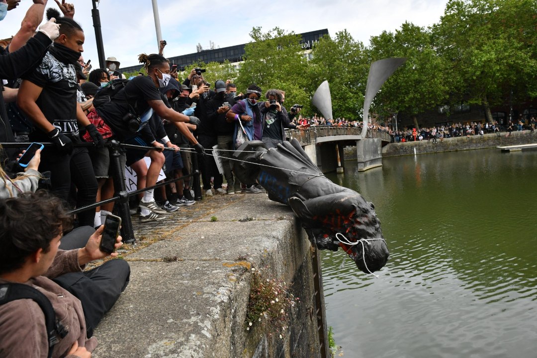 Protesteerijad viskasid orjakaupmehe skulptuuri jõkke. Hamilton: see peakski sinna jääma