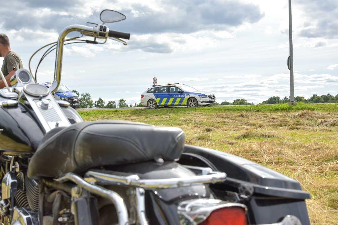 FOTOD | Viljandimaal sai raskelt vigastada autoga kokku põrganud mootorrattur