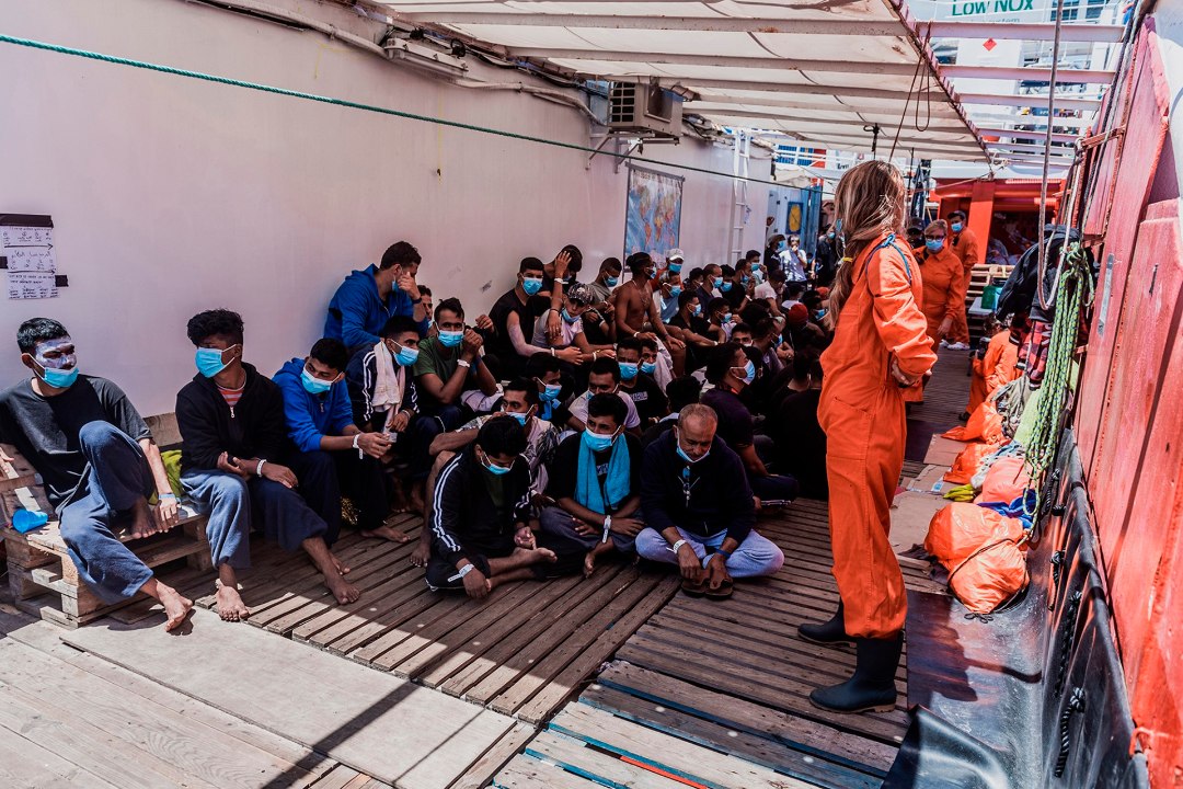 Vahemerel puhkes põgenikke vedaval laeval mäss