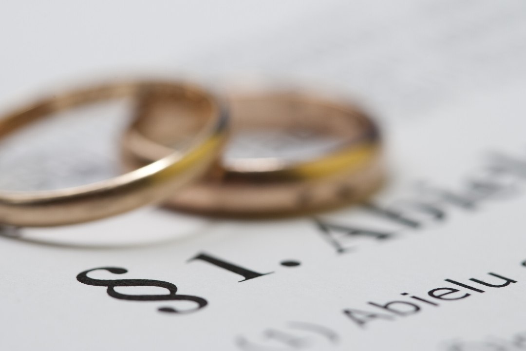 Riigikohus: Eestis elamiseks tuleks muuta kooselu abieluks
