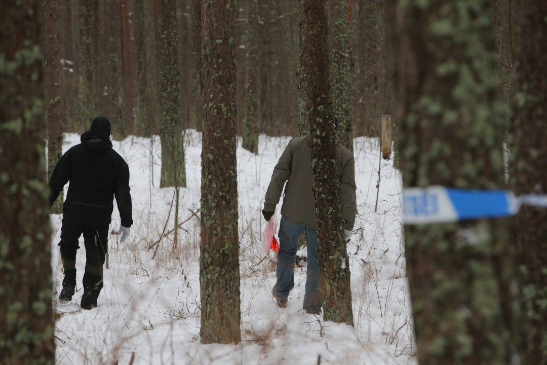 MIS JUHTUS PÄÄSKÜLAS? Kaitsepolitsei puistab plahvatuses surma saanud mehe garaaži. Hukkunu sõber: „Me ei teadnud, mis tema hinges on.“