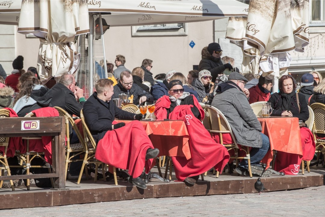 Vanalinna restoranid-kohvikud lubavad kliente väliterrassile mõnulema. Politsei: see on vastuolus tervisekriisi nõuetega!