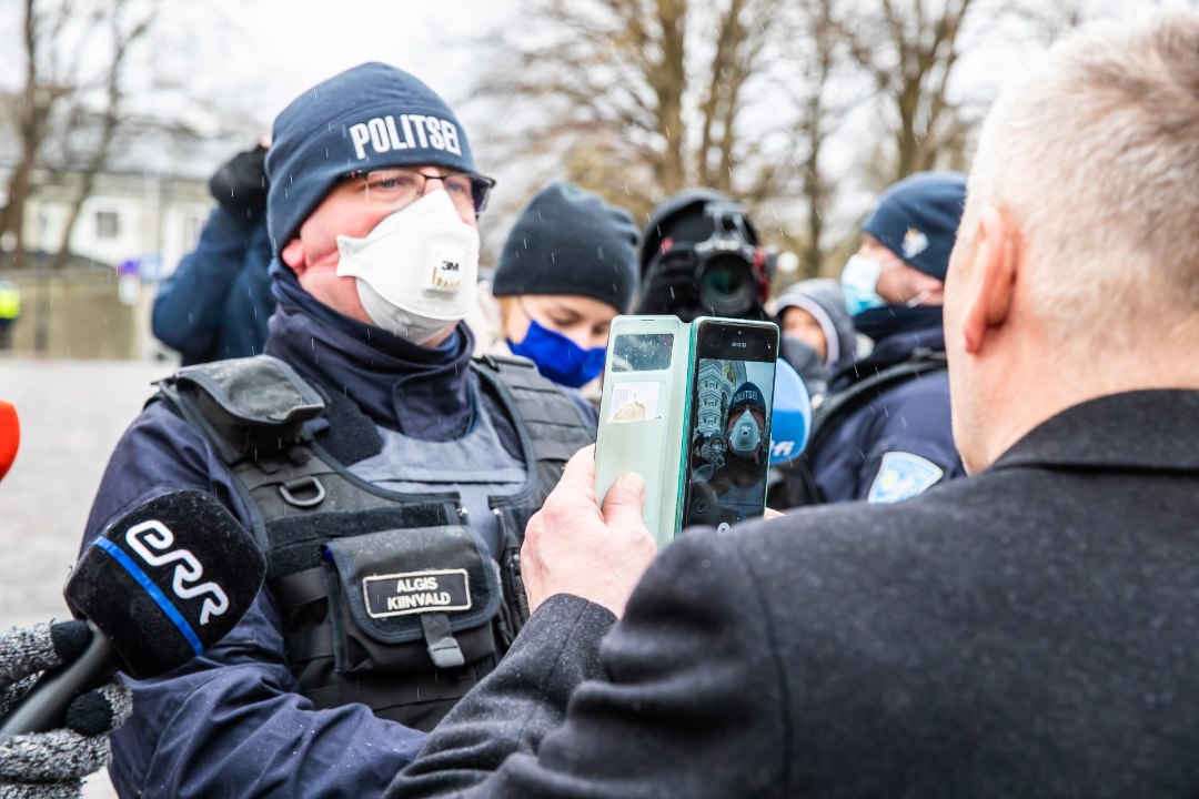 ÕL VIDEO | Riigikogulane provotseeris Toompeal politseinikku: „Kas te keelate inimestel Lossi platsile minna?“