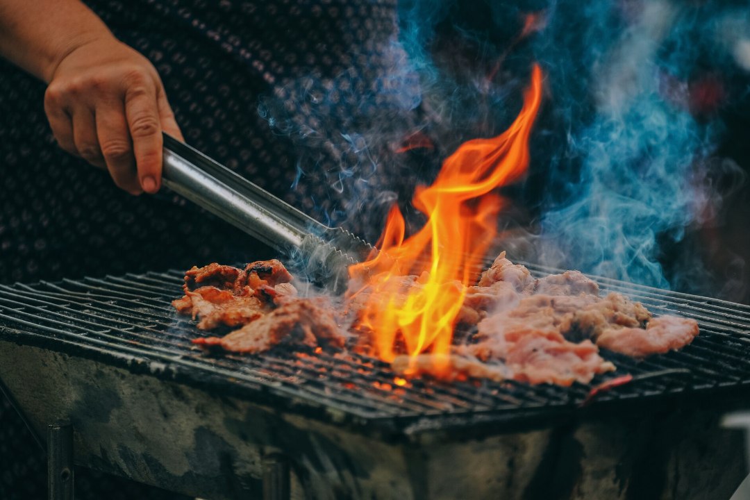 LIHAPÜHAD | Topeltnõudluse all ägavad lihatööstused: rahvas tahab tänavuse kuumaga mahedamaid maitseid ja rohkem kana