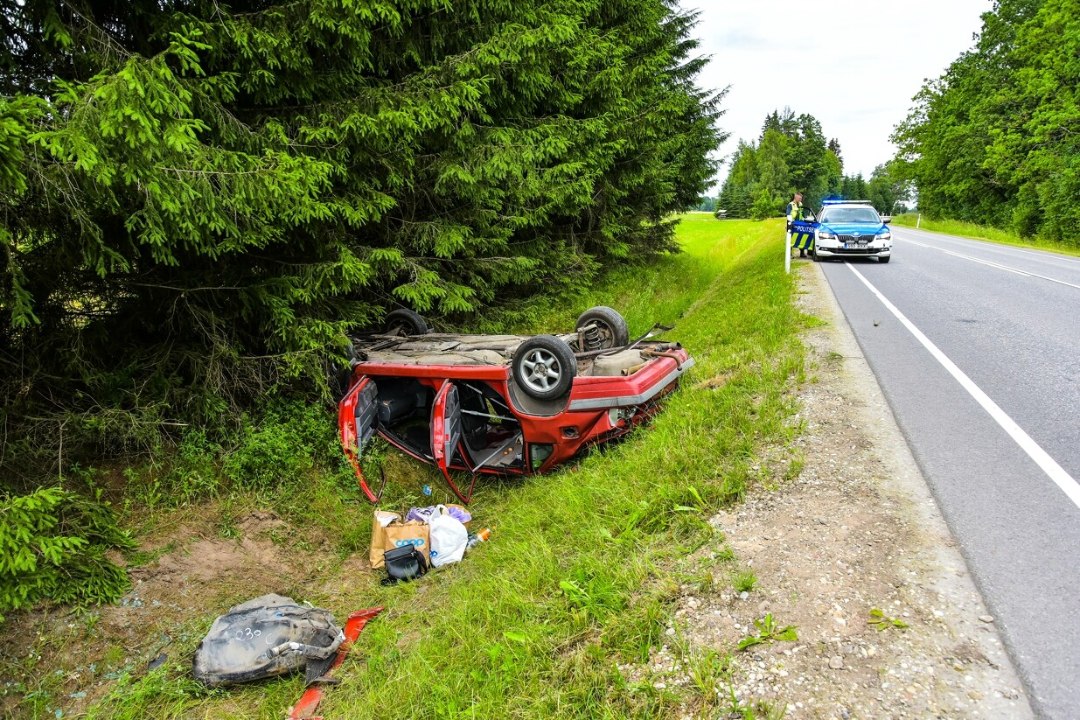 FOTOD | Viljandimaal paiskus auto kraavis katusele, kiirabi viis ühe inimese haiglasse