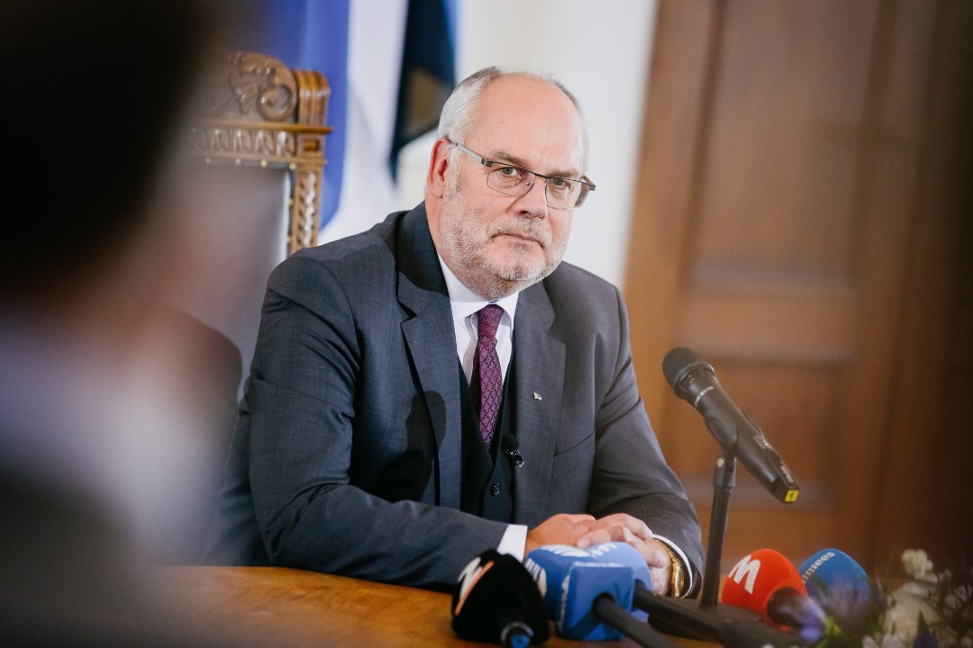 TORE MEENUTUS | President Alar Karis proovis kätt teenindajana Tartu populaarses õllepoes