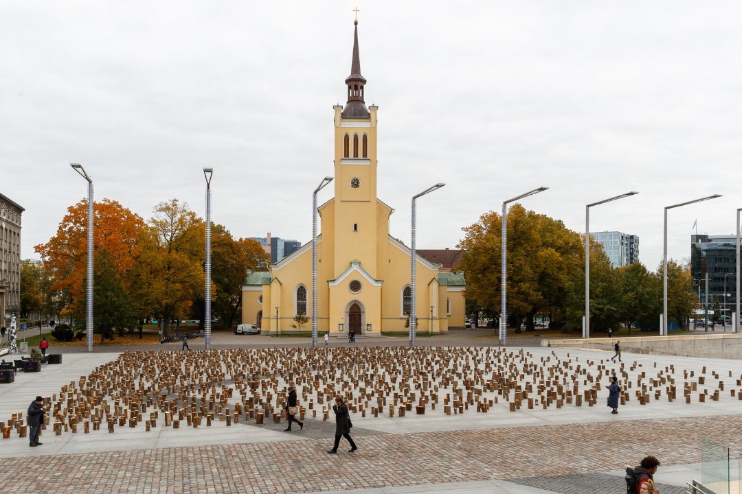 FOTOD | Vabaduse väljakul saab näha puitpakkudest installatsiooni