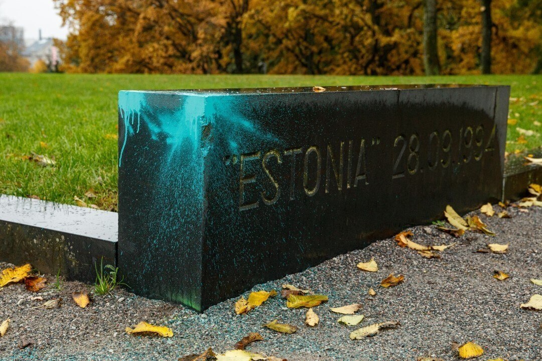 Surnu mälestuse teotamine: Estonia mälestusmärgi sodija läks kohtu alla