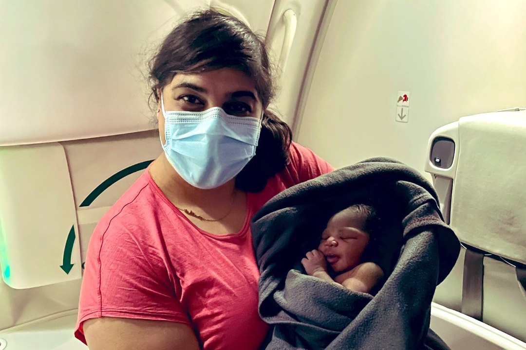IMEBEEBI! Kanada arst aitas lennukis ilmale tuua Uganda migrandi esimese lapse