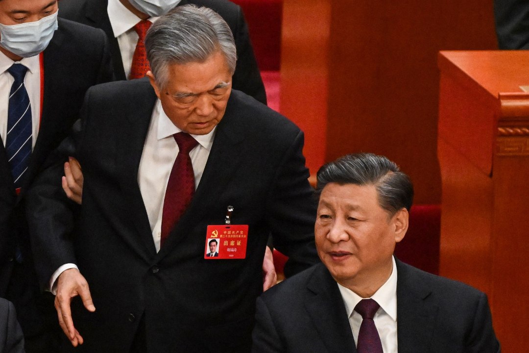VÕIMUMÄNG VÕI TERVISERIKE? Xi Jinping lasi Hiina ekspresidendi loožist minema vedada