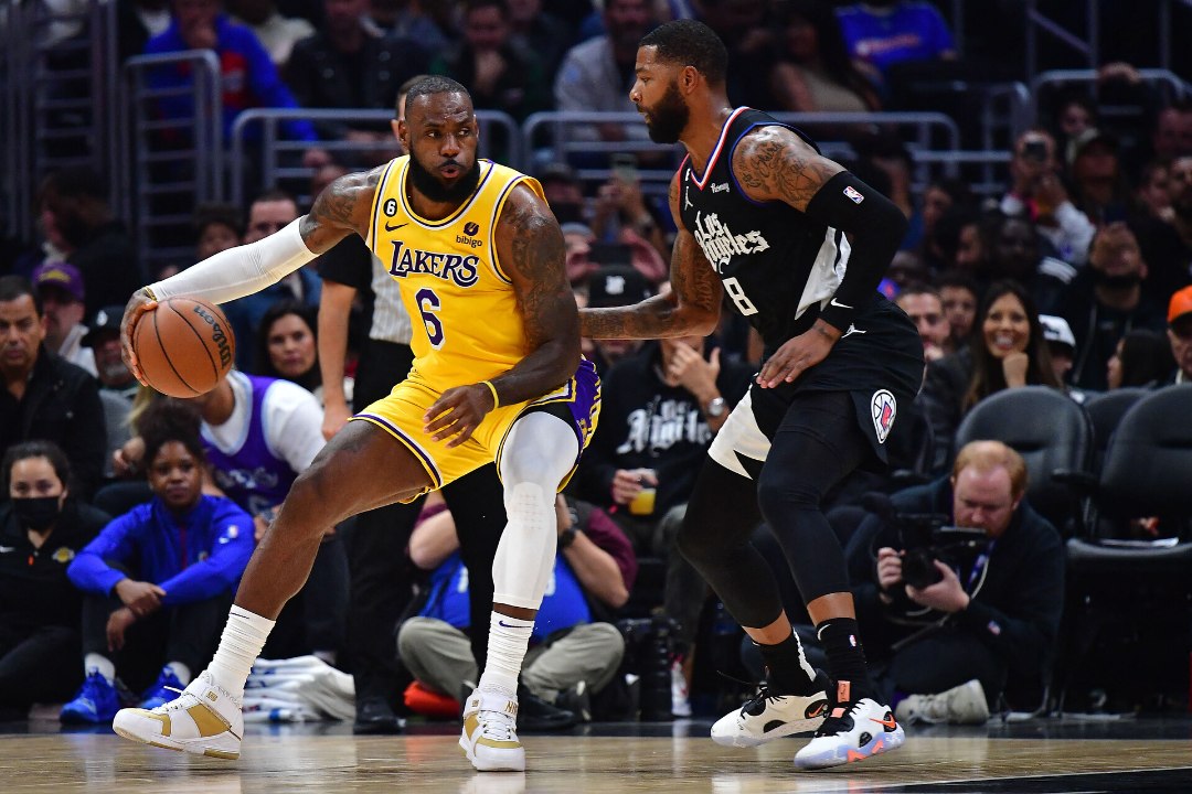 Lakersi hädad jätkuvad: LeBron Jamesi kimbutab tervisemure