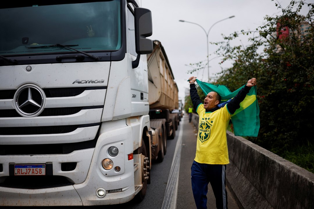 MEIE MEES EI KAOTANUD! Brasiilia rekajuhid blokeerivad maanteid