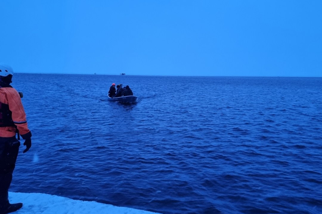 VIDEO | „Mis seal ikka – standardvärk.“ Hobikalastajad triivisid Pärnus jääpangaga merele, asjaosaliste sõnul polnud ohust haisugi